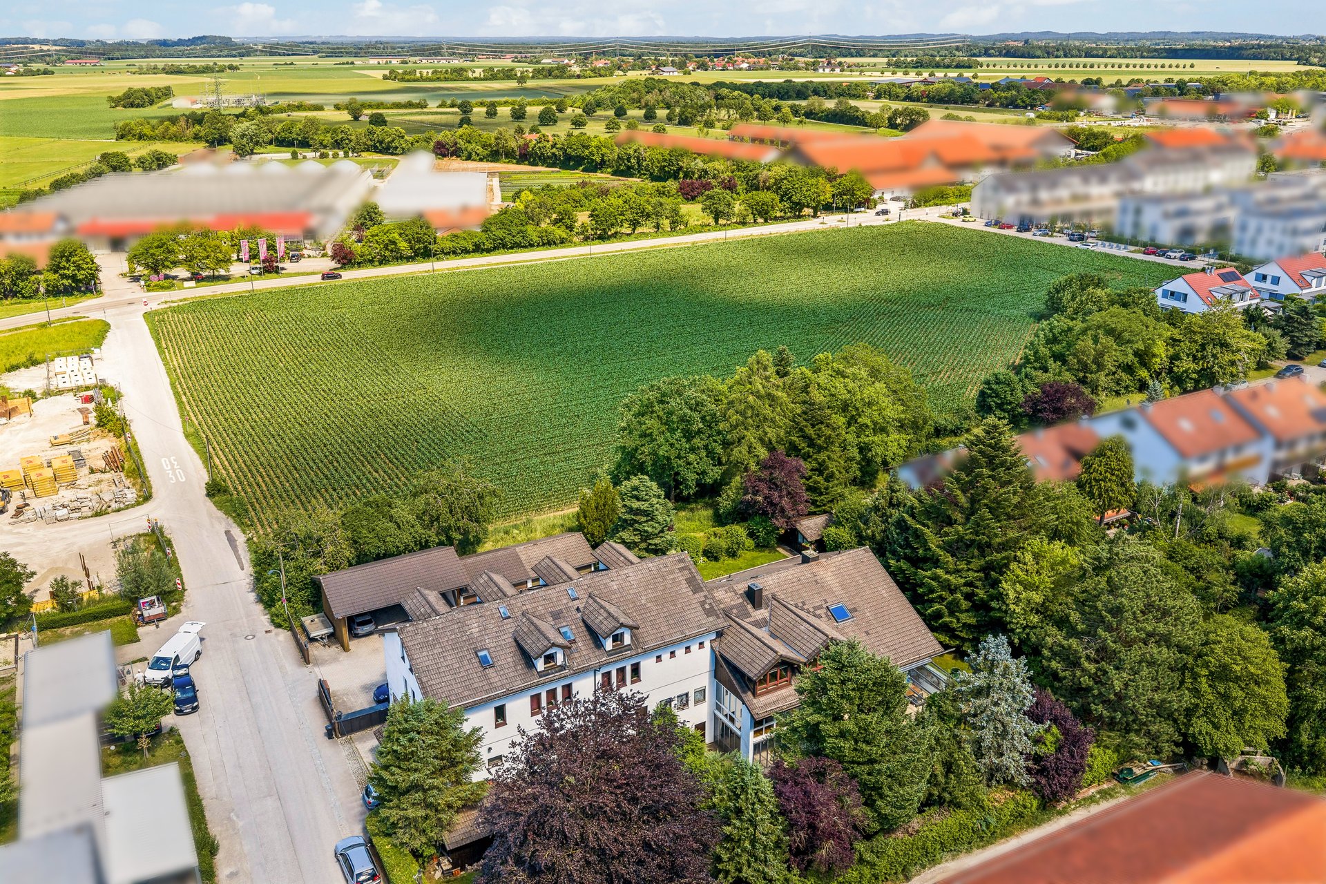 Luftaufnahme von Vaterstetten mit Wohnhäusern und umliegender Landschaft
